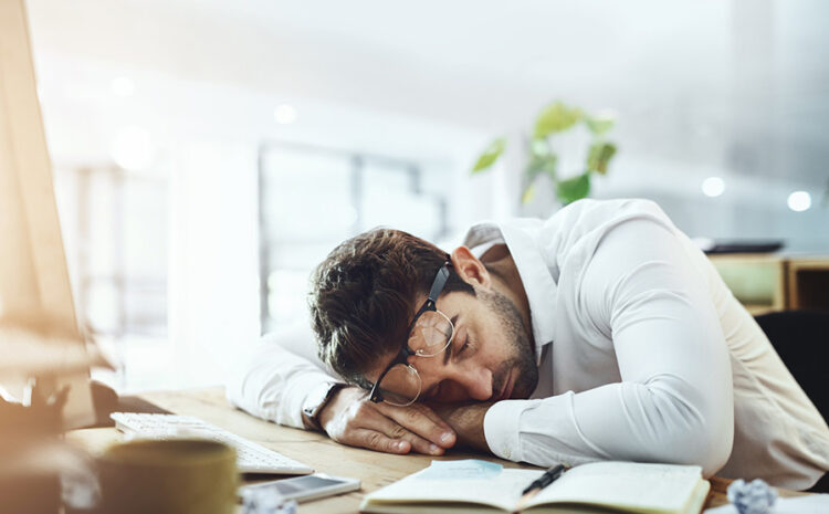 Covid-19 dá sono? Entenda se a sonolência está inserida entre os sintomas do novo coronavírus.